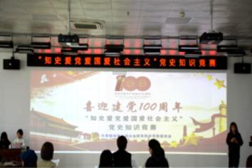 范楷与信义光能控股有限公司投资总监魏刚就光伏玻璃项目进行洽谈