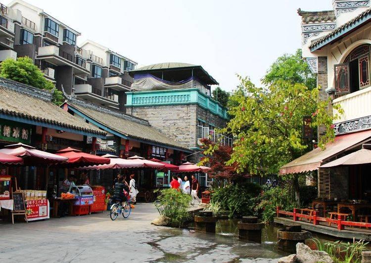 逃离废弃高校